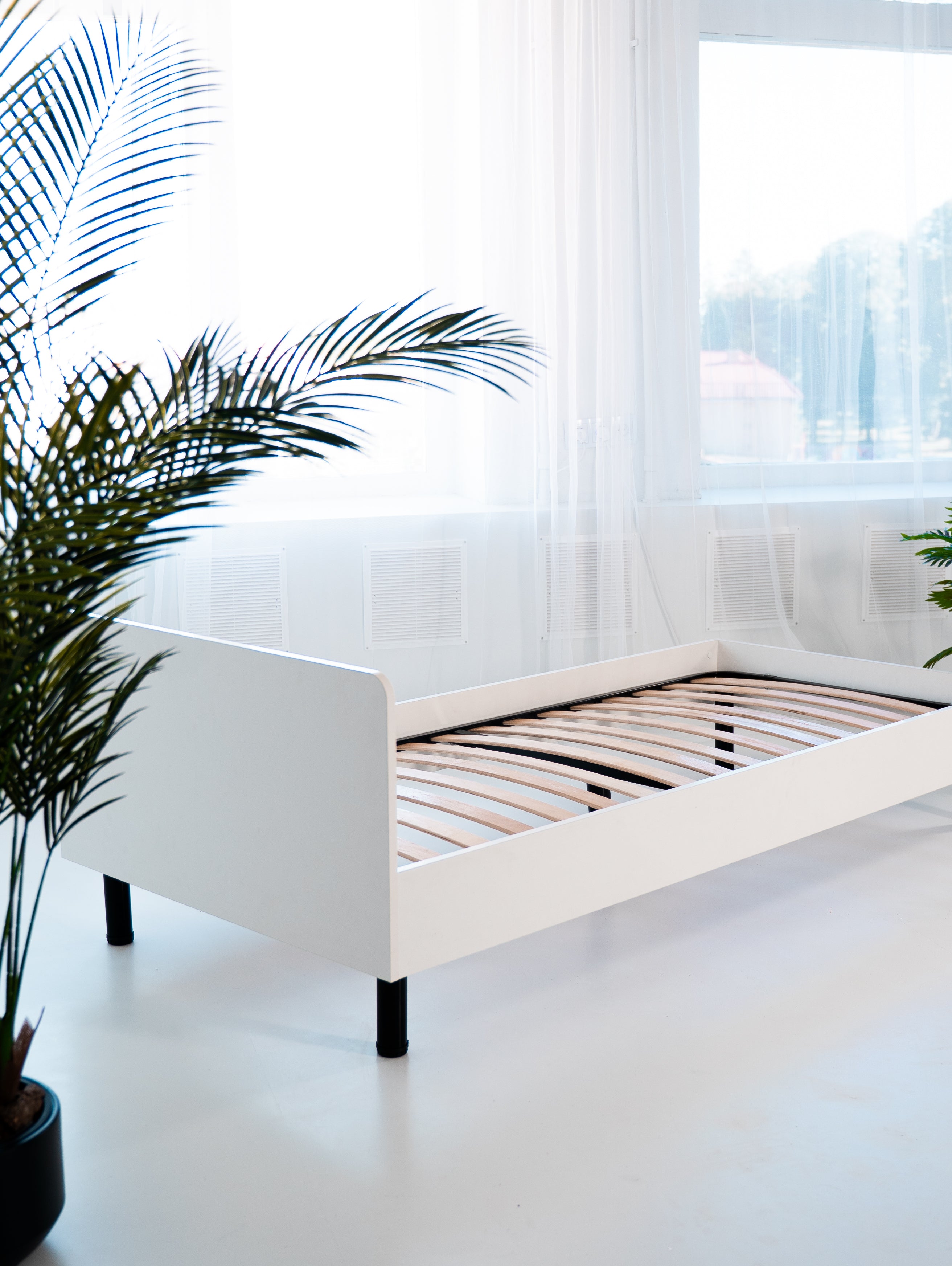 Łóżko 90x200 biały na regulowanych nóżkach